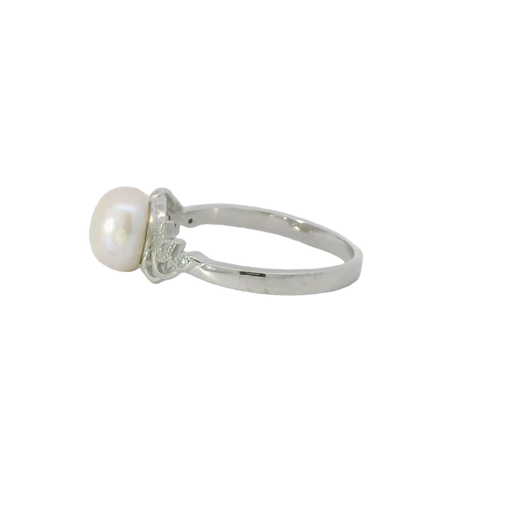 Pearl sterling silver ring with cubic zirconia