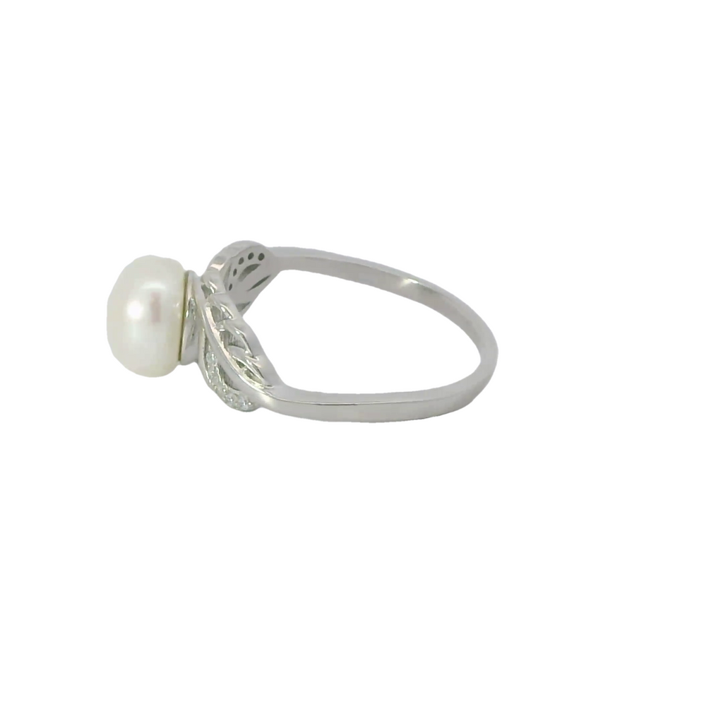 Pearl sterling silver ring with cubic zirconia