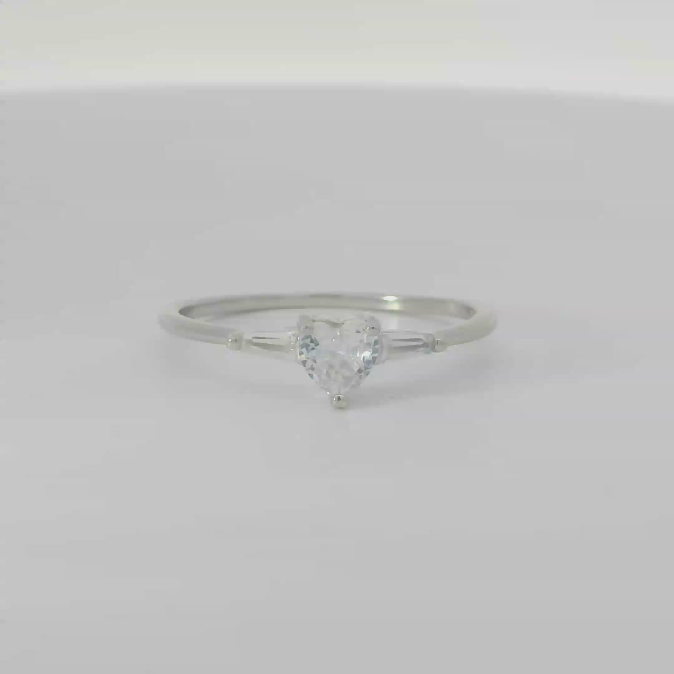 Sterling Silver ring with cubic zirconia (Heart)
