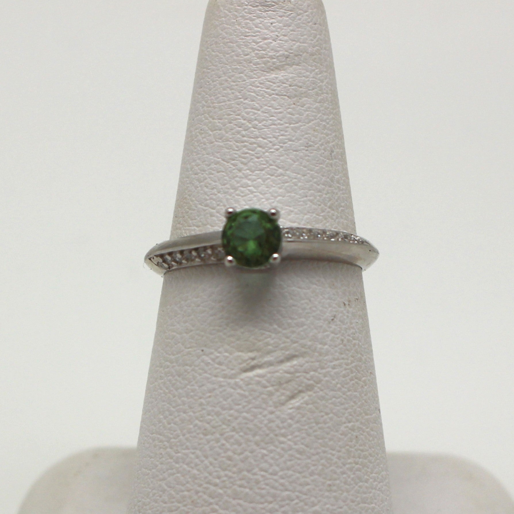 ZULTANITE RING, CUBIC ZIRCONIA STERLING SILVER, THE COLOR OF THE STONE CHANGES WITH DIFFERENT LIGHTING (ROUND SHAPE)